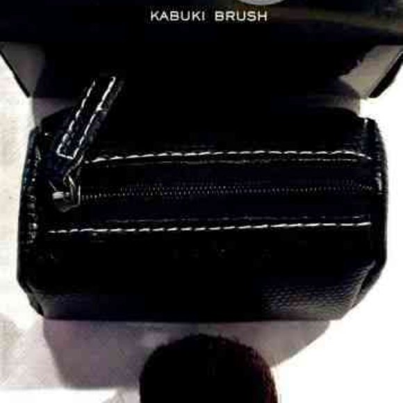 Makeover Essentials ME Kabuki Makeup Brush w/ Case - Picture 2 of 4